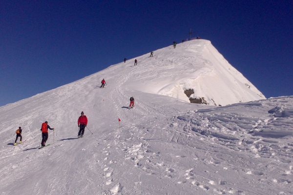 Skiabfahrt durch Pulverschnee